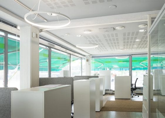 L&rsquo;éclairage de travail au bureau est important