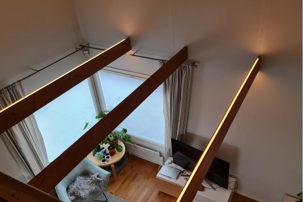 Éclairage de salon en hauteur, installation de bandes de diodes électroluminescentes