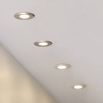Plafond avec quatre encastrés lumineux à LED, régulièrement espacés pour une distribution optimale de la lumière dans les intérieurs modernes.