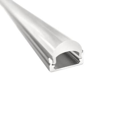 Gros plan d'un profilé LED en aluminium avec un diffuseur arrondi sur un fond blanc, un design élégant et une solution d'éclairage moderne.