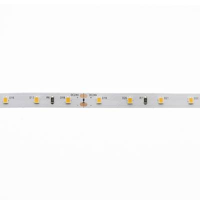 Gros plan d'une bande LED montrant des diodes et des résistances jaunes sur fond blanc ; une solution d'éclairage économe en énergie.