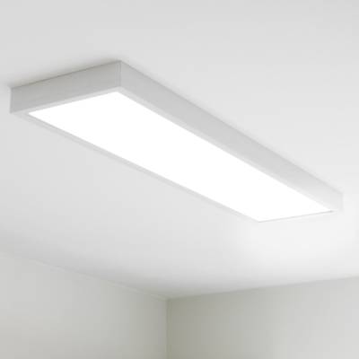 Plafonnier LED blanc rectangulaire moderne qui éclaire une pièce minimaliste d'une lumière vive et économe en énergie. Parfait pour la décoration intérieure.