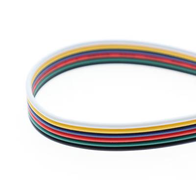 Gros plan d'un câble ruban RGBW avec des fils rouges, verts, jaunes, blancs et noirs, parfait pour les connexions d'éclairage LED.
