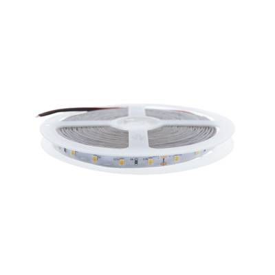 Bande LED avec fils rouge et noir enroulés sur une bobine blanche, idéale pour les solutions d'éclairage à faible consommation d'énergie.