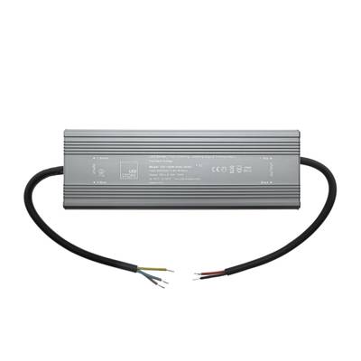 Contrôleur LED rectangulaire avec deux câbles noirs de chaque côté, fils de couleurs différentes pour des connexions d'éclairage variées.