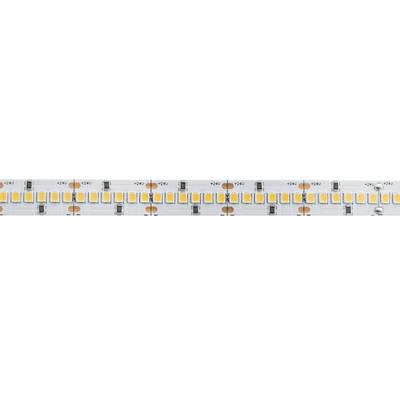 Gros plan d'une bande de LED avec des diodes blanches et jaunes et de petites résistances sur un circuit imprimé flexible pour un éclairage économe en énergie.