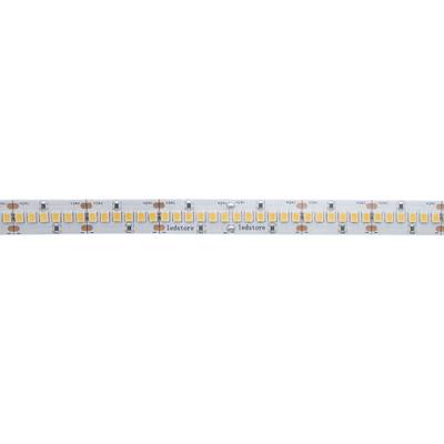 Gros plan d'une bande lumineuse à LED blanches avec plusieurs diodes jaunes en rangée sur un circuit imprimé pour un éclairage économe en énergie.