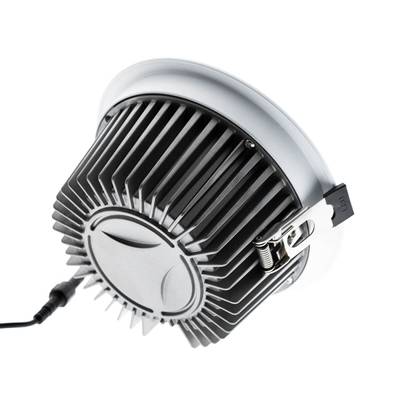 Downlight LED noir et argent avec dissipateur thermique brossé, cordon d'alimentation et clip de montage. Vue angulaire avec un design épuré pour un éclairage efficace.