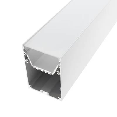 Gros plan d'une extrusion LED en aluminium blanc : cavité intérieure rectangulaire et bords pour une installation lumineuse sans faille.