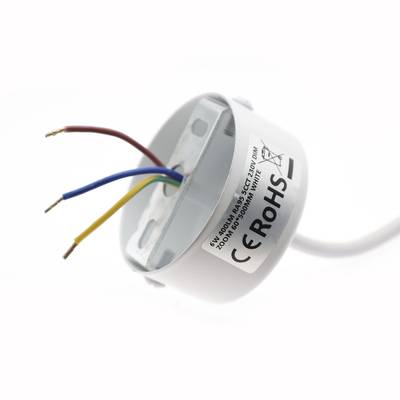 Composant électrique blanc pour l'éclairage LED avec quatre fils colorés visibles et certification CE RoHS pour la sécurité et la conformité.
