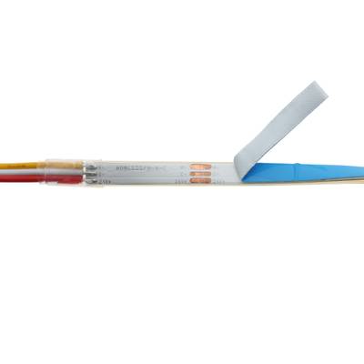 Détail d'une bande LED montrant les diodes, les fils et l'adhésif partiellement retiré pour l'installation de l'éclairage.
