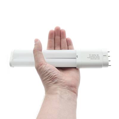 Une personne tenant une lampe LED élégante avec une pointe en métal et présentant des solutions d'éclairage modernes et économes en énergie.