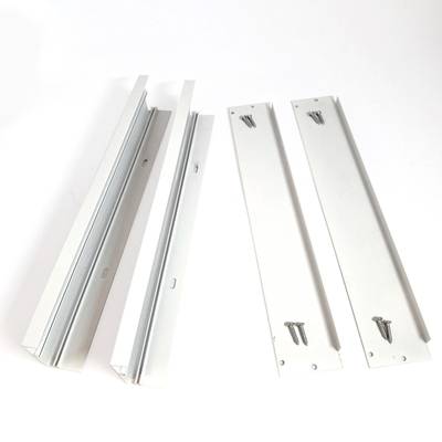 Deux jeux de supports de montage en métal avec vis pour le montage d'un éclairage LED sur fond blanc.