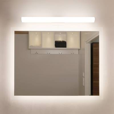Miroir mural avec éclairage LED sur les bords pour refléter la porte, étagères avec crochets et rangement des vêtements pliés et des cintres.