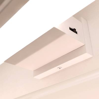 Gros plan d'une lampe de jeu murale à diodes électroluminescentes. Un interrupteur est visible sur le couvercle de la lampe.