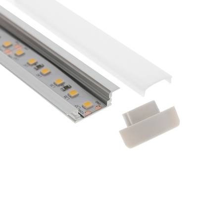 Bandeau lumineux LED partiellement assemblé en aluminium avec couvercle dépoli, capuchon d'extrémité enlevé, idéal pour des solutions d'éclairage modernes et polyvalentes.