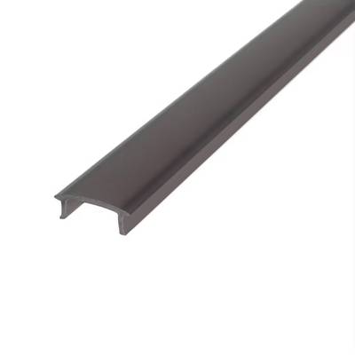 Housse de protection noire pour profilé en aluminium.