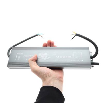 Contrôleur LED rectangulaire avec fils à la main, sur fond blanc - solutions d'éclairage à faible consommation d'énergie dans notre boutique LED.