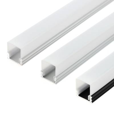 Gros plan de trois extrusions rectangulaires blanches en aluminium avec des canaux ouverts, alignées parallèlement sur un fond blanc. Idéal pour les solutions d'éclairage LED.