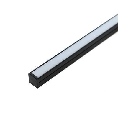 Gros plan sur une élégante barre lumineuse rectangulaire à LED, cadre noir, surface éclairée blanche - parfaite pour les solutions d'éclairage à faible consommation d'énergie.