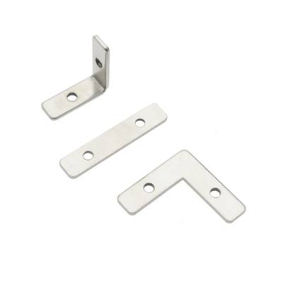 Supports d'angle en métal pour luminaires LED, avec un support d'angle et deux supports droits avec trous de vis visibles sur fond blanc.