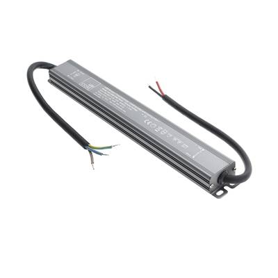 Gros plan sur le contrôleur LED Silver TRAC à gradation avec deux fils, avec des étiquettes de produits pour des solutions d'éclairage.