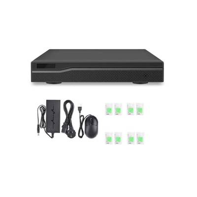 Appareil électronique noir avec accessoires : alimentation, souris, six connecteurs Ethernet. Présenté sur un fond blanc avec un éclairage LED pour le référencement.