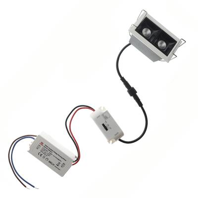 Luminaire LED rectangulaire avec contrôleur, câblage en noir, rouge et bleu pour systèmes d'éclairage.