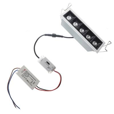 Downlight LED à 5 ampoules, rectangulaire, connecté à une alimentation électronique via des fils et des connecteurs pour un éclairage plus efficace.