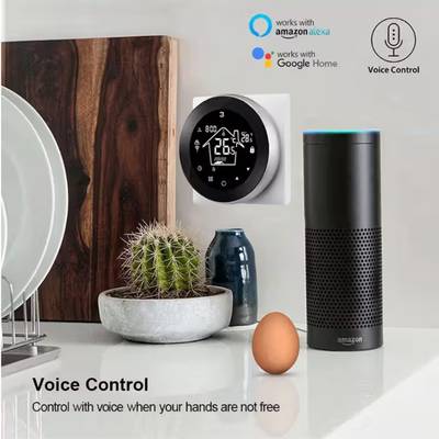 Main sur smartphone près d'un contrôleur d'éclairage LED intelligent