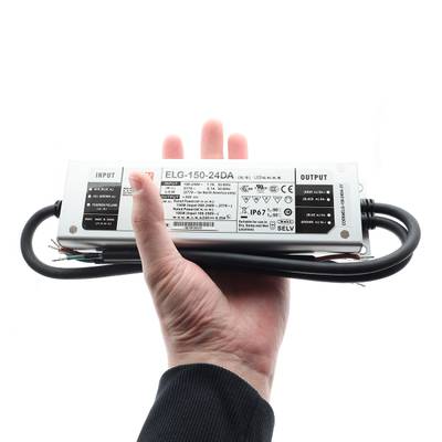 Contrôleur d'éclairage LED portatif avec étiquettes d'entrée et de sortie, avec des câbles noirs partant des deux extrémités pour la connexion électrique.