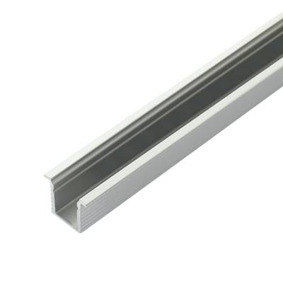 Gros plan d'une bande de diffusion pour lumière LED, acrylique clair avec une extrémité givrée inclinée pour une illumination uniforme.
