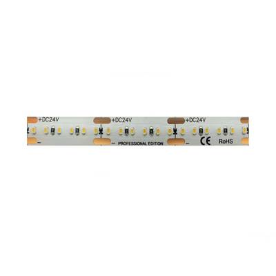 Des rails métalliques fixés au plafond sous une surface blanche accentuent l'éclairage zénithal avec un abat-jour en dessous.