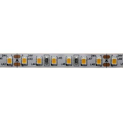 Bande LED en gros plan avec des LED jaunes et blanches, des contacts en cuivre et des marquages en coupe pour des applications d'éclairage.