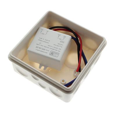 Contrôleur LED pour l'éclairage, fils rouge, noir et bleu attachés, spécifications marquées, alimentation pour luminaire.
