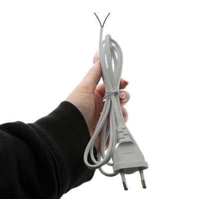 Cordon d'alimentation d'une lampe LED portative, fils caractéristiques, fond blanc, accessoire électrique.