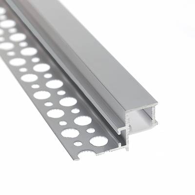 Eclairage d'ambiance dans une chambre à coucher moderne, bandes LED derrière une cloison en bois, éclairage doux de la table de nuit