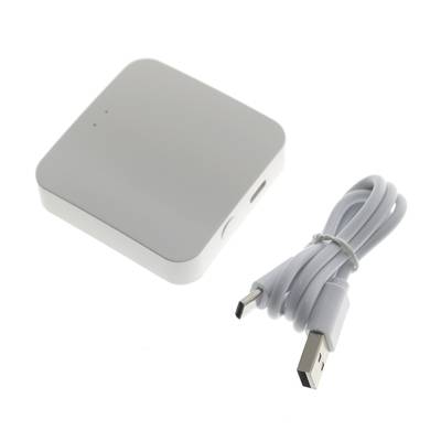 Contrôleur LED compact dans un boîtier blanc, livré avec un câble de recharge USB ; compatible avec les connecteurs micro-USB et USB-A