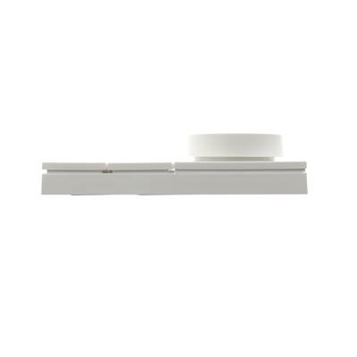 Vue de profil d'un luminaire LED blanc moderne, doté d'une base plate et d'un réflecteur rond, sur fond blanc.