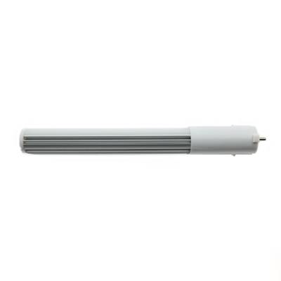 Lampe LED cylindrique blanche et grise avec des côtés striés sur une base blanche pure, une solution d'éclairage économe en énergie.