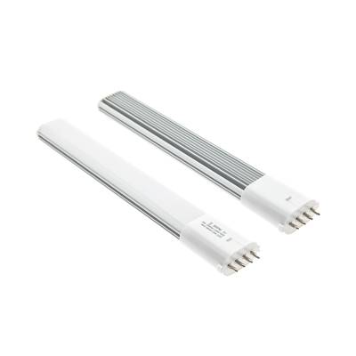 Deux tubes LED blanc et argent avec connecteurs quadripolaires, disposés en parallèle sur fond blanc - Éclairage économe en énergie pour la maison et le bureau.