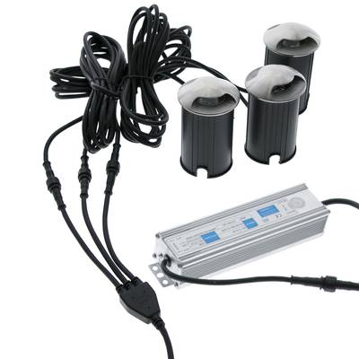 Ensemble de trois lampes d'extérieur LED noires avec câbles noirs, combinées à un adaptateur électrique de couleur argentée pour une utilisation efficace de l'énergie et un design moderne.
