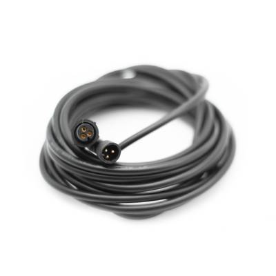Câble noir torsadé avec des connecteurs à 3 broches aux deux extrémités pour l'éclairage par LED, sur fond blanc. Parfait pour des connexions sûres.