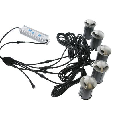 Texte alternatif SEO friendly : "Ensemble de spots de douche LED avec lampes rondes et bloc d'alimentation sur socle blanc pour un éclairage extérieur économe en énergie.