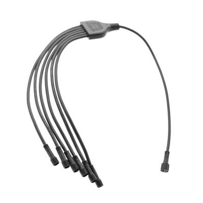 Câble de distribution LED noir à cinq voies avec sorties DC ; idéal pour les installations d'éclairage à haut rendement. Une entrée, cinq sorties pour plus de polyvalence.
