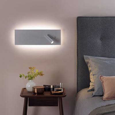 Une applique rectangulaire minimaliste qui brille doucement sur un fond blanc uni, un luminaire LED élégant pour les intérieurs modernes et un éclairage efficace.