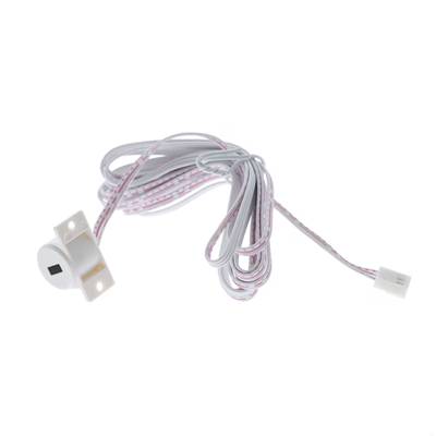 Câble électronique spiralé avec connecteur blanc et composant en plastique sur base blanche, idéal pour les solutions et installations d'éclairage LED.
