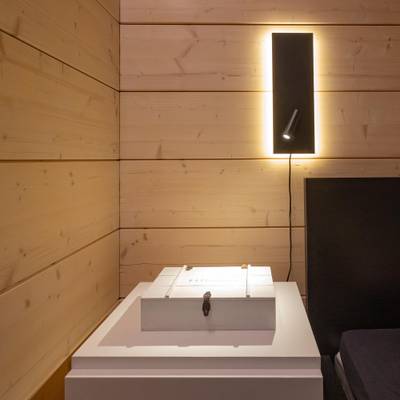 Applique rectangulaire noire moderne avec spot réglable, idéale pour les intérieurs contemporains et les solutions d'éclairage LED à faible consommation d'énergie.