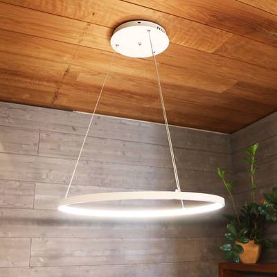 Lampe bretzel avec lumières allumées.