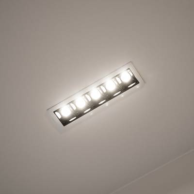 Le plafonnier encastré rectangulaire avec cinq ampoules LED éclaire brillamment une pièce moderne, améliorant l'ambiance et l'efficacité énergétique.